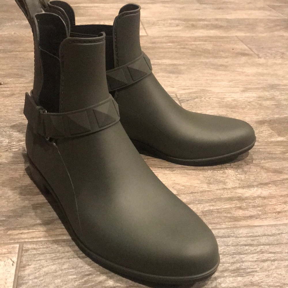 Olive matte rain boots